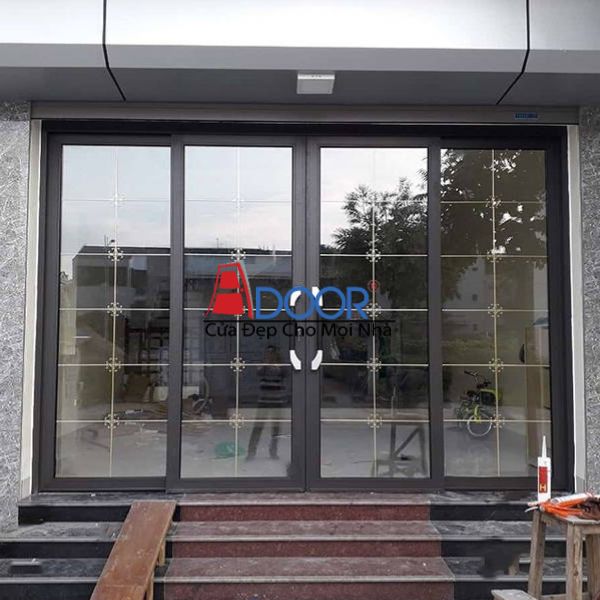 Cửa 2 cánh nhôm Zhongkai màu ghi lắp tại khách sạn