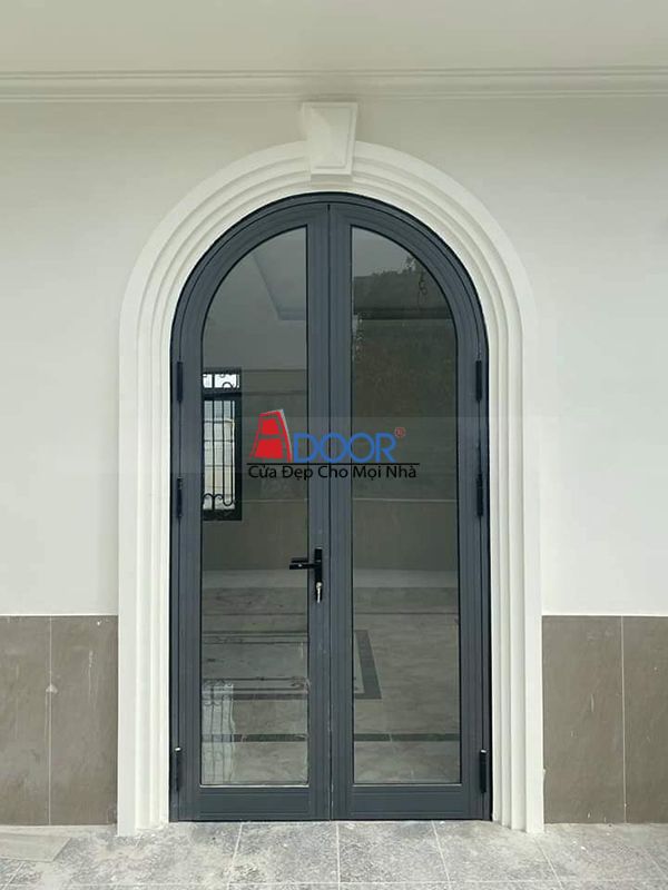 Cửa nhôm kính Xingfa 2 cánh mở quay cong, thiết kế vòm cao cấp mang đến vẻ đẹp mềm mại và sang trọng cho không gian.