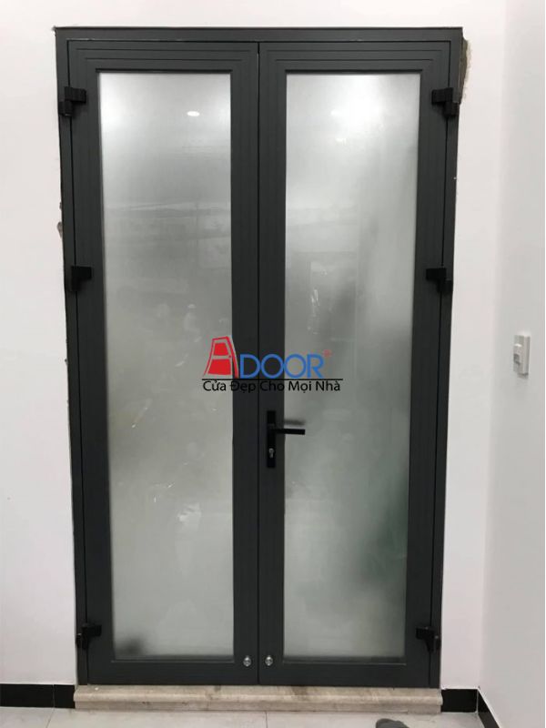 Cửa nhôm Xingfa 2 cánh mở quay với kính mờ, đảm bảo sự riêng tư và an toàn