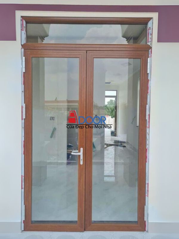 Cửa Xingfa mở quay màu giả gỗ vân nổi, mang đến vẻ đẹp tân cổ điển