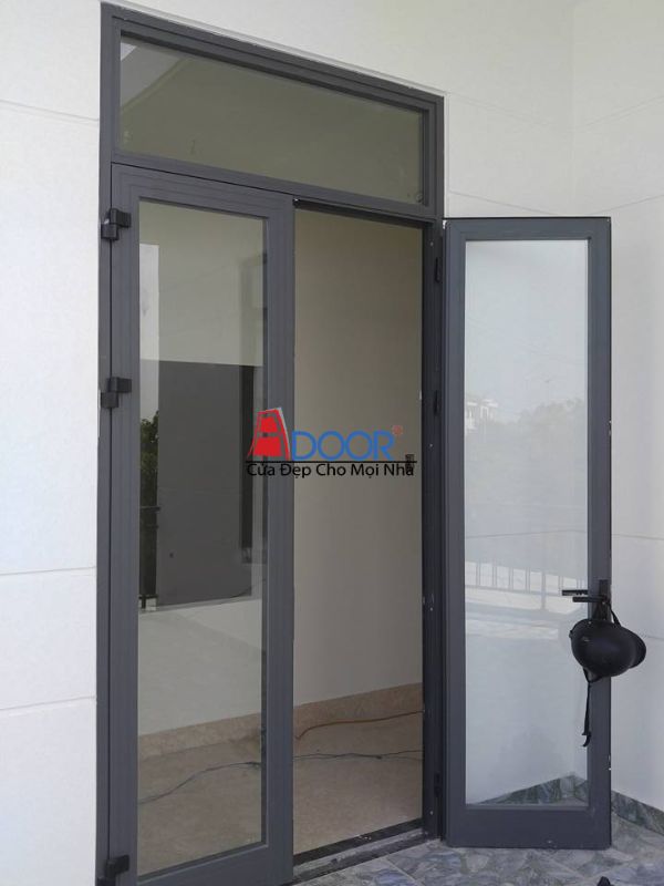 Cửa nhôm Xingfa 2 cánh mở quay tích hợp ô thoáng cố định phía trên, tối ưu ánh sáng và thông gió tự nhiên