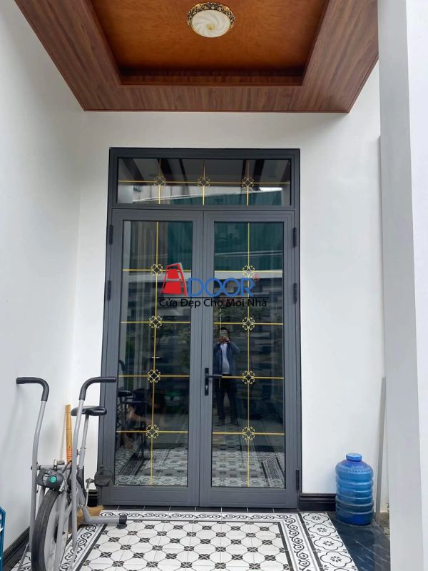 Cửa 2 cánh Xingfa mở quay với kính hộp nan đồng trang trí, tạo điểm nhấn cổ điển