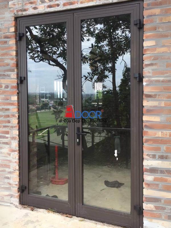 Cửa nhôm Xingfa 2 cánh mở quay bền bỉ, được sản xuất từ vật liệu cao cấp, đảm bảo tuổi thọ lâu dài và chống chịu tốt với thời tiết