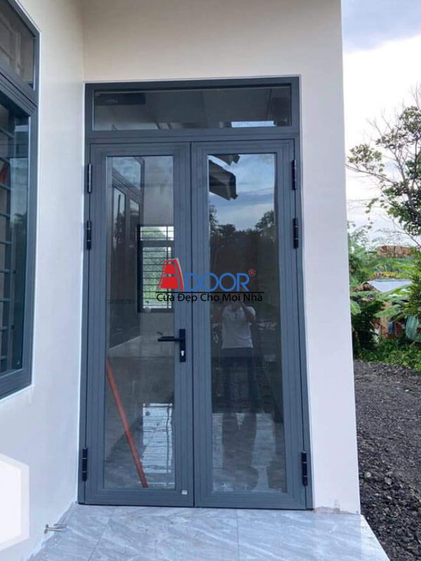 cửa 2 cánh nhôm Xingfa mở quay kèm ô thoáng cố định, mang không khí trong lành và ánh sáng vào nhà