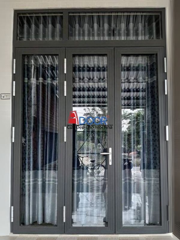 Cửa nhôm Xingfa 3 cánh mở quay kết hợp vách kính cố định, tăng cường ánh sáng tự nhiên