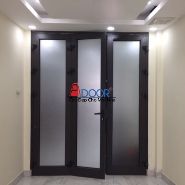 Cửa nhôm Xingfa 3 cánh mở quay với kính mờ, đảm bảo sự riêng tư