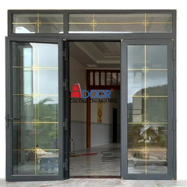 Cửa nhôm Xingfa 3 cánh mở quay với kính hoa văn, tạo điểm nhấn nghệ thuật