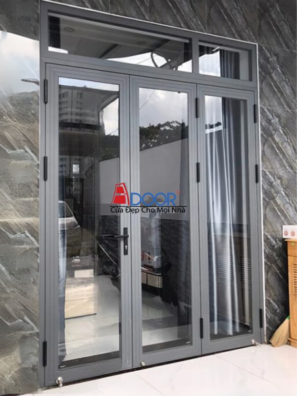 Cửa đi nhôm Xingfa 3 cánh mở quay với kết cấu vững chắc, mang lại độ bền vượt thời gian