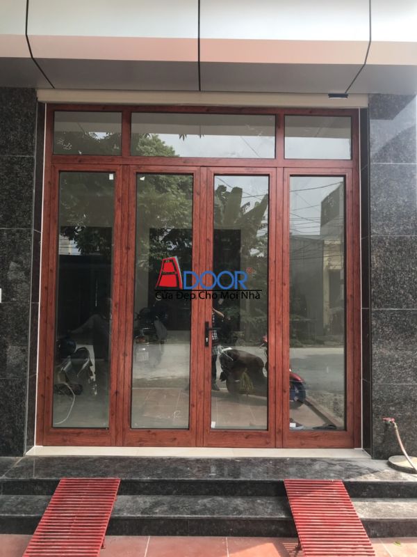 Cửa đi mở quay 4 cánh Xingfa màu vân gỗ mang đến vẻ đẹp ấm áp, gần gũi với thiên nhiên
