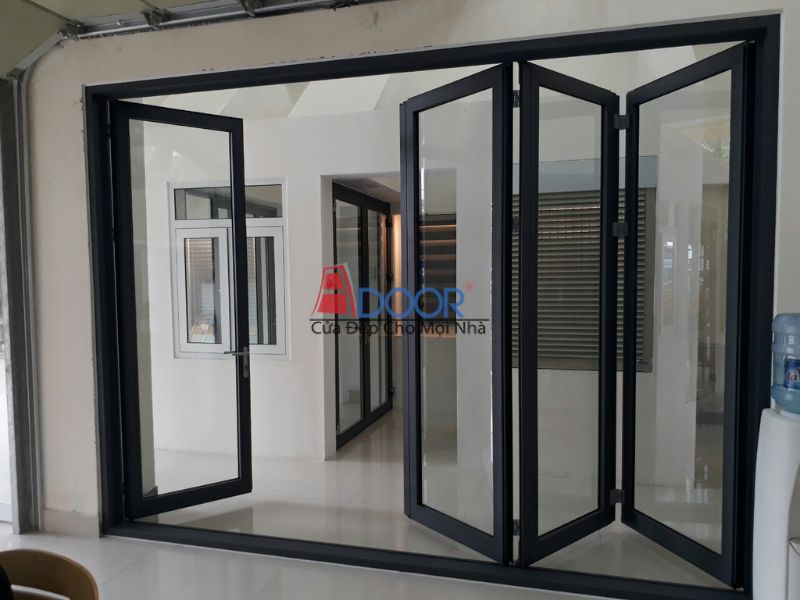 Cửa xếp trượt 4 cánh mang lại lối đi rộng rãi, tiện nghi cho nhà phố