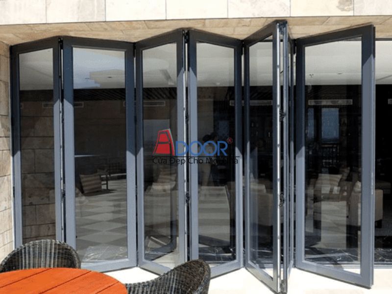 Cửa xếp trượt 7 cánh giúp phân chia hoặc kết nối không gian linh hoạt