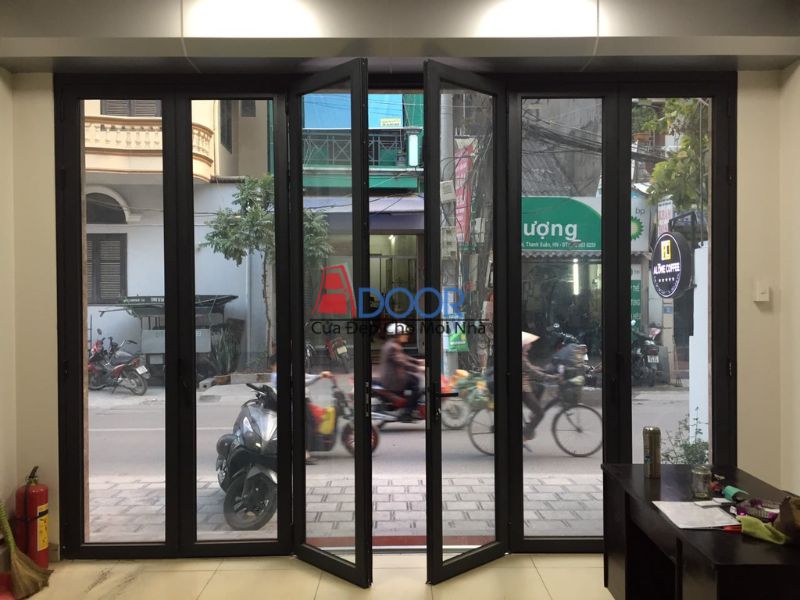 Cửa mở về hai bên tạo không gian mở tối đa và cân đối