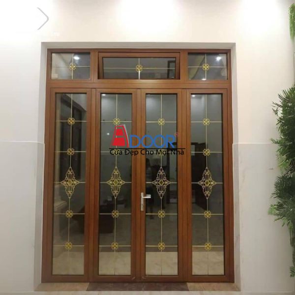 Cửa đi 4 cánh Xingfa với kính hoa văn nghệ thuật, tạo điểm nhấn độc đáo cho kiến trúc
