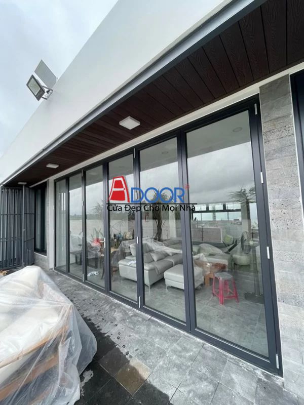 Cửa xếp trượt Xingfa màu ghi xám thể hiện sự tinh tế và hiện đại