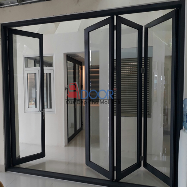 Cửa xếp trượt Xingfa màu đen tuyền tạo điểm nhấn cá tính và mạnh mẽ