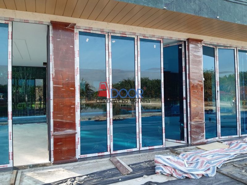 Cửa xếp trượt Xingfa kính màu tạo điểm nhấn nghệ thuật độc đáo