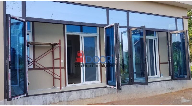 Cửa xếp trượt Xingfa kính phản quang giúp chống nóng hiệu quả