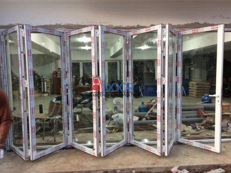 Cửa 7 cánh xếp trượt nhôm Xingfa tạo ấn tượng mạnh mẽ cho mặt tiền