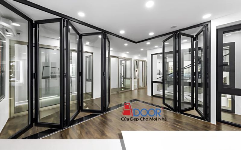 Không gian showroom trưng bày các mẫu cửa nhôm Xingfa xếp trượt đa dạng