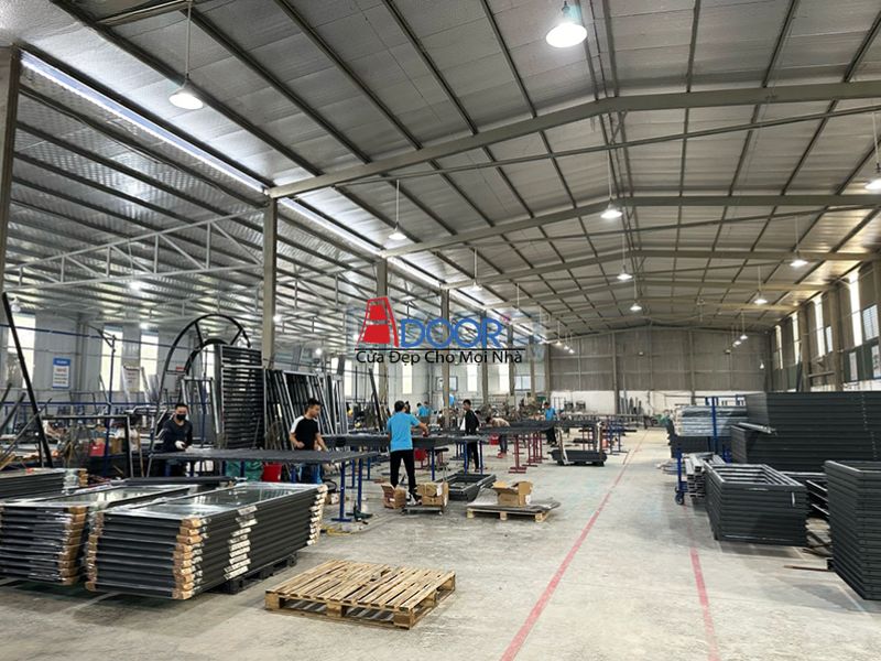 Dây chuyền sản xuất hiện đại tại xưởng, đảm bảo mỗi bộ cửa 1 cánh Xingfa đều đạt chuẩn chất lượng