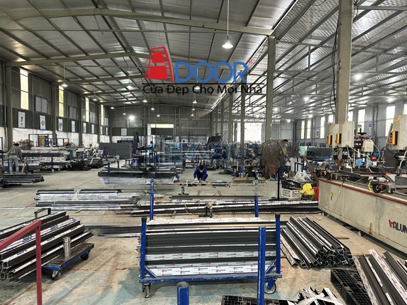 Hình ảnh xưởng sản xuất Adoor với máy móc hiện đại và quy trình gia công khép kín