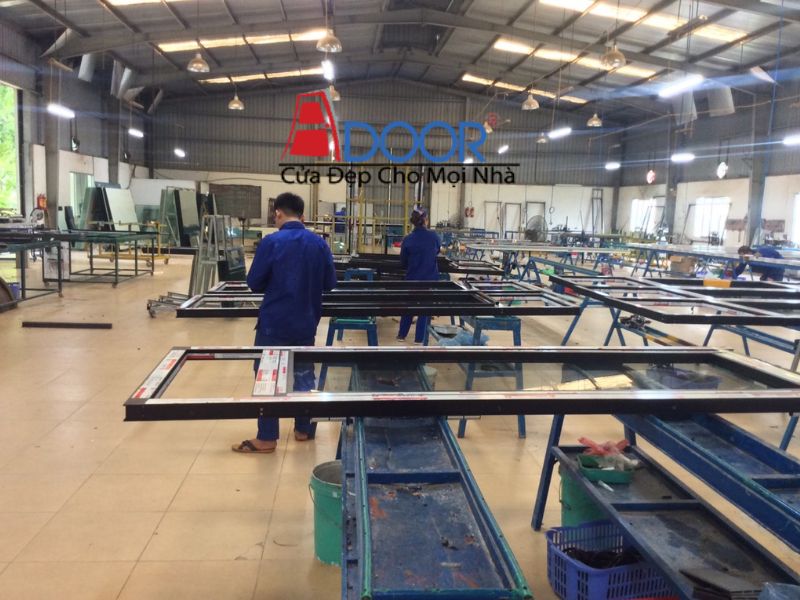 Nhà xưởng sản xuất cửa slim với trang thiết bị hiện đại, quy trình tự động hóa đạt chuẩn quốc tế