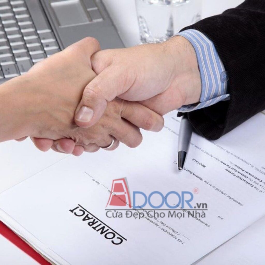 Bước ký kết hợp đồng tại Adoor