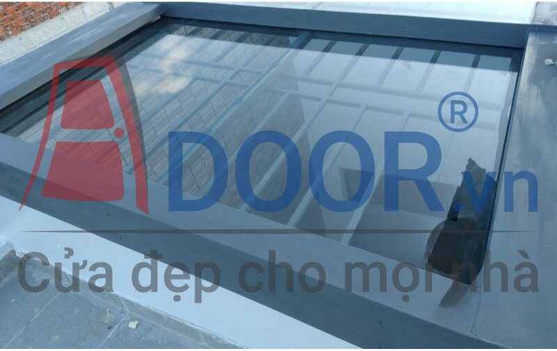 Mẫu Giếng trời mở lật 1 cánh Adoor