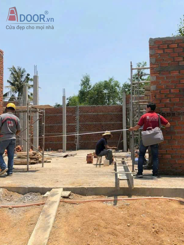 Nhân viên Adoor đến trực tiếp đo kích thước