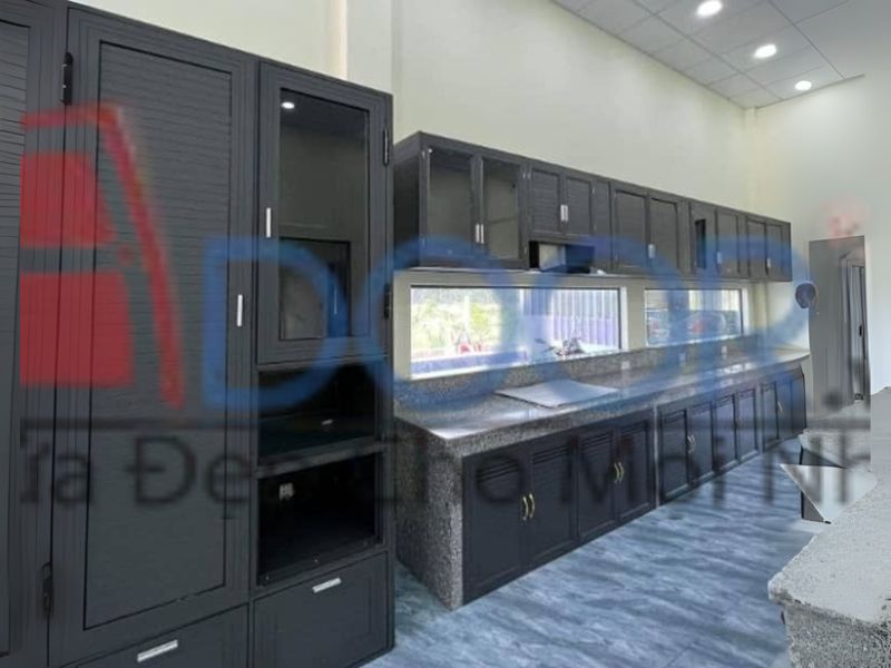 Tủ bếp nhôm kính chất liệu Xingfa tại Adoor