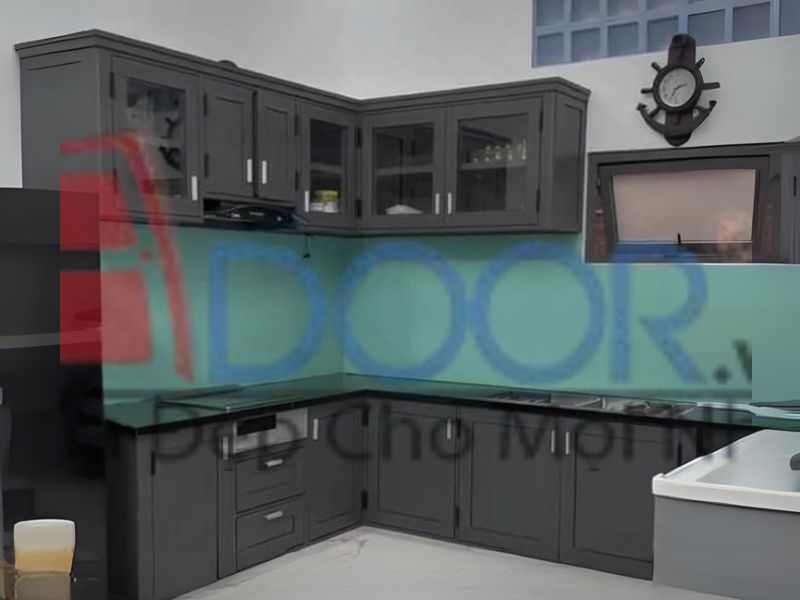 Tủ bếp nhôm kính chất liệu Xingfa tại Adoor