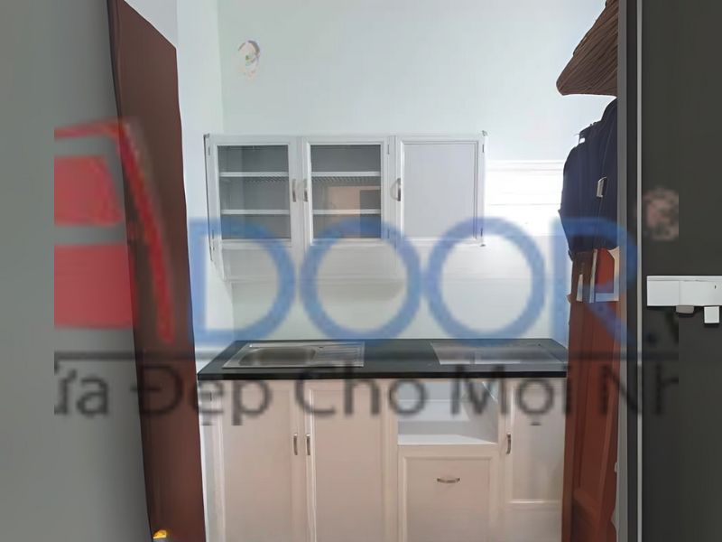 Tủ bếp nhôm kính cửa kính mờ tại Adoor