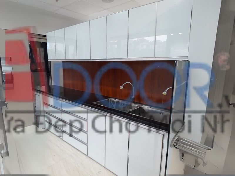 Tủ bếp nhôm kính cửa mở truyền thống tại Adoor