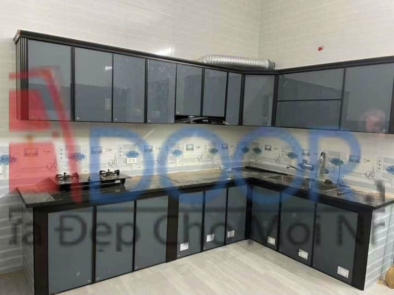 Tủ bếp nhôm kính cửa mở truyền thống tại Adoor