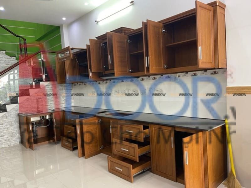 Tủ bếp nhôm kính cửa mở truyền thống tại Adoor