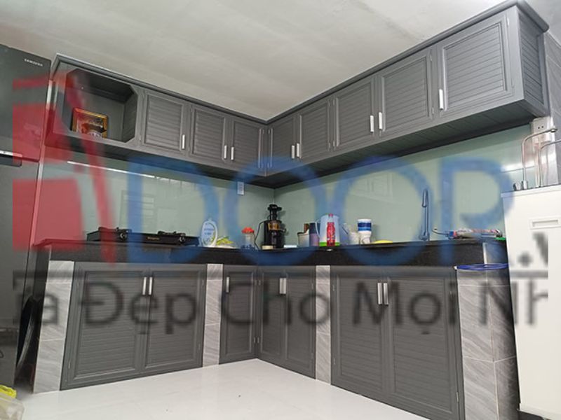 Tủ bếp nhôm kính cửa nhôm màu xám tại Adoor