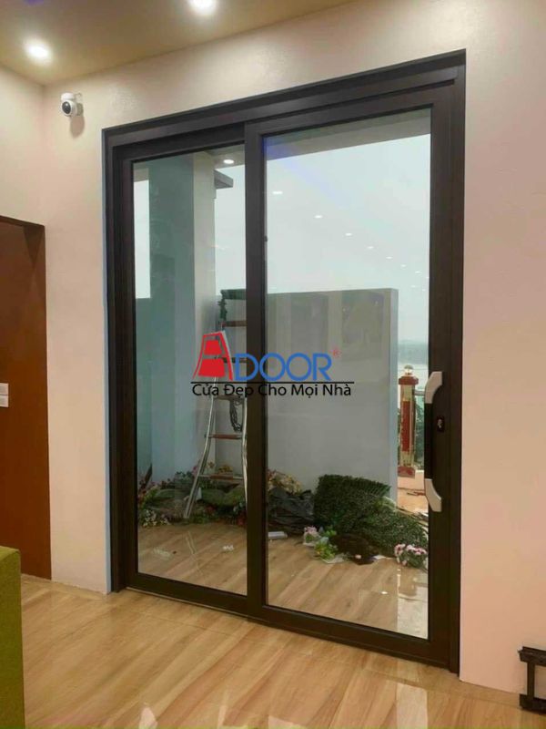 Mẫu cửa nhôm Adoor hệ trượt quay 2 cánh Mẫu cửa nhôm Adoor hệ trượt quay 2 cánh lắp đặt tại lối ra vào, tạo sự thanh thoát và hiện đại