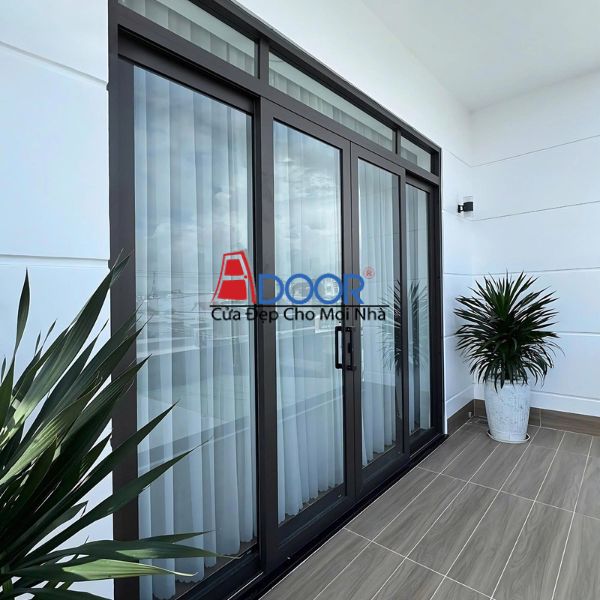 Ảnh cửa nhôm kính trượt quay với kính toàn phần Ảnh cửa nhôm kính trượt quay với kính toàn phần đem lại tầm nhìn rộng và hiện đại
