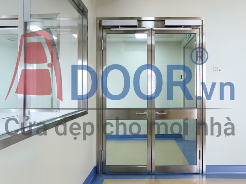 Mẫu cửa kính tự động mở quay 2 cánh thủ dầu một