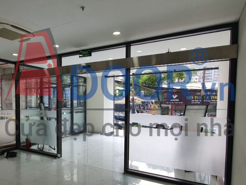 Mẫu cửa kính tự động trượt 2 cánh thủ dầu một
