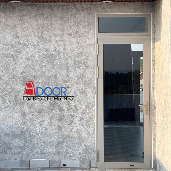 Mẫu cửa nhôm Maxpro mở quay 1 cánh Adoor lắp đặt tại một biệt thự Mẫu cửa nhôm Maxpro mở quay 1 cánh Adoor lắp đặt tại một biệt thự