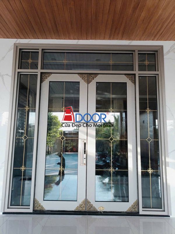 Cửa nhôm Maxpro mở quay với bản lề chắc chắn, phù hợp kiến trúc hiện đại Cửa nhôm Maxpro mở quay với bản lề chắc chắn, phù hợp kiến trúc hiện đại