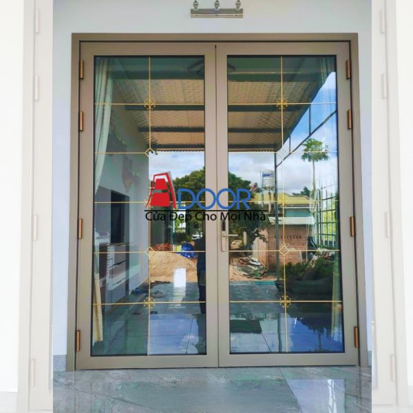 Mẫu cửa nhôm kính Maxpro Adoor mở quay Mẫu cửa nhôm kính Maxpro Adoor mở quay lắp đặt tại lối ra vào chính của một ngôi nhà, tạo vẻ sang trọng