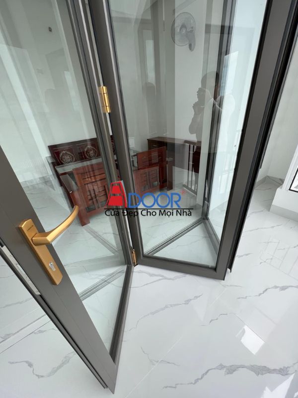 Các cánh cửa xếp gọn gàng khi mở hoàn toàn Các cánh cửa xếp gọn gàng khi mở hoàn toàn