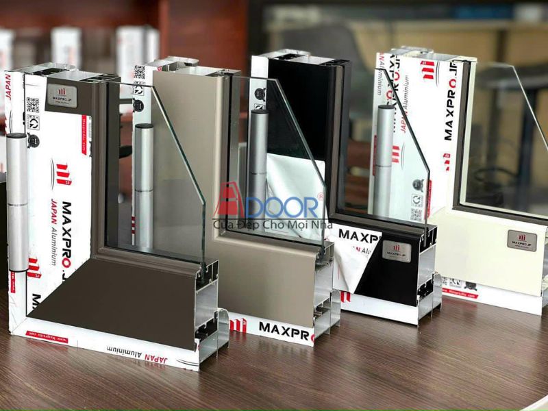 Cận cảnh khung nhôm Maxpro Adoor được trưng bày, nổi bật với thiết kế tinh xảo và chất lượng cao