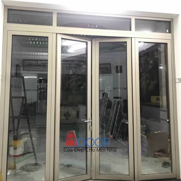 Mẫu cửa đi Adoor nhôm kính Maxpro mở quay lắp đặt tại lối vào chính của một ngôi nhà, tạo vẻ sang trọng và chắc chắn