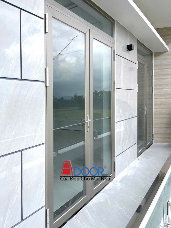 Mẫu cửa nhôm kính Maxpro mở quay tạo vẻ sang trọng Mẫu cửa nhôm kính Maxpro mở quay tạo vẻ sang trọng