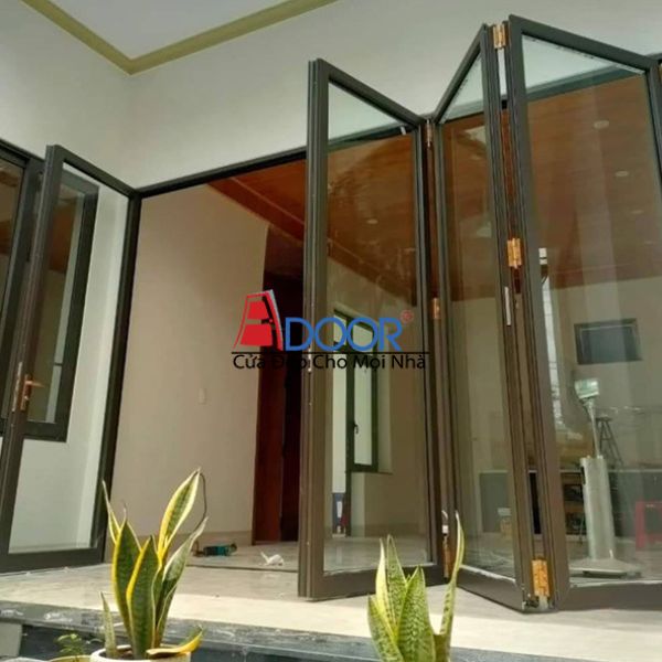 Các cánh cửa xếp gọn về một bên, cho thấy sự tiện lợi và thẩm mỹ cao Các cánh cửa xếp gọn về một bên, cho thấy sự tiện lợi và thẩm mỹ cao