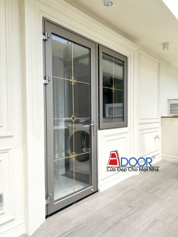 Mẫu cửa nhôm Maxpro mở quay 1 cánh Adoor lắp đặt tại một biệt thự ven biển Mẫu cửa nhôm Maxpro mở quay 1 cánh Adoor lắp đặt tại một biệt thự ven biển