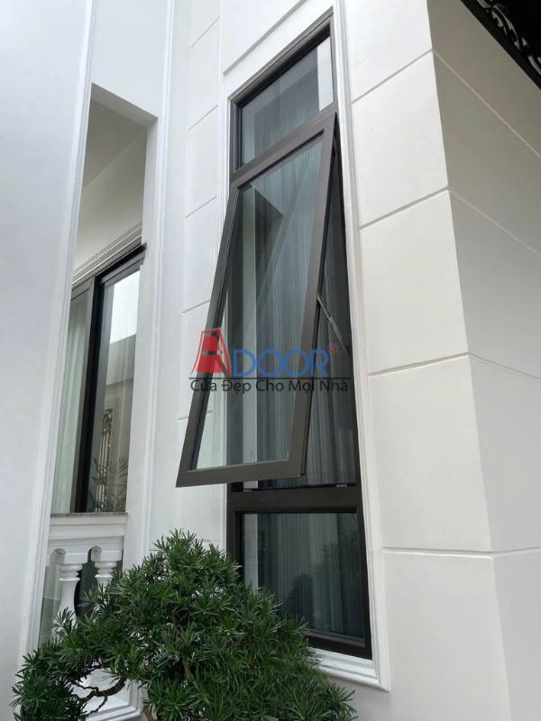 Cửa sổ Adoor nhôm Maxpro mở hất lắp đặt tại vị trí cao, giúp thông gió mà vẫn đảm bảo an toàn